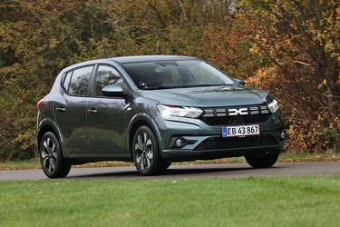 Fronten har fået det nye Dacia-logo. Det er den mest synlige forskel efter faceliftet. Sandero findes både som almindelige 5-dørs hatchback og i en mere offroad-agtig udgave kaldet Stepway.