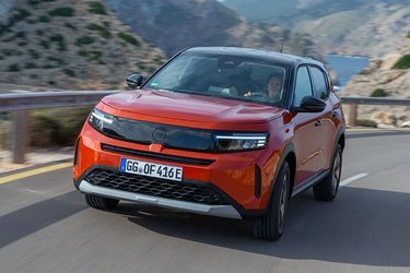 Den store Opel er søsterbil til Citroën ë-C3 Aircross, som er en lidt længere udgave af den lille elbil, ë-C3. På fronten på bilen ses bl.a. det nydesignede Opel-logo.