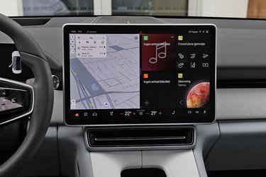 Polestar benytter sit eget styresystem, der er baseret på Google Automotive System. Navigationsanlægget er derfor fra Google, og det fungerer fint, ligesom man let kan indtale kommandoer på dansk. Apple CarPlay og Android Auto findes også – begge via trådløs opkobling.