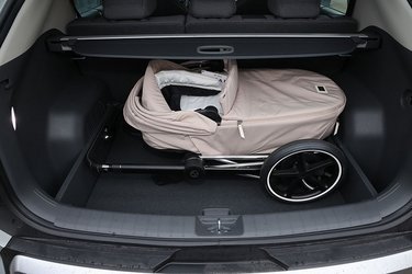 Der er plads nok, men bagagerumsdækkenet er lidt løst og tager ikke lige så meget støj, som det man finder i en Skoda Elroq. 