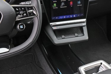 En lille holder til mobilen er smart. Den er nem at finde og holder fint på telefonen. Har du lange ben, rammer knæet lige ind i kanten. Knap så behageligt. 