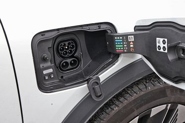 Ladestikket sidder på højre forskærm, og du kan langsomlade med op til 22 kW.
