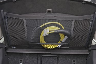 Under hattehylden er der et net (ekstraudstyr), der kan rumme ladekablet. Det er en smart løsning, når nu bilen ikke har en frunk fortil.