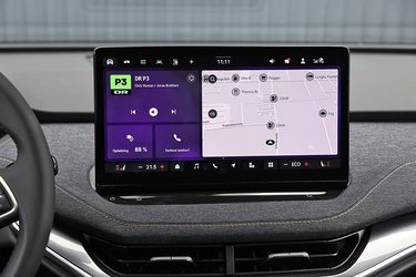 Skærmen i midten er på 13” og rummer fabrikkens nyeste styresystem, der fungerer godt, og som tillader, at man selv konfigurerer den øverste linje med genveje til de funktioner, man anvender hyppigst.