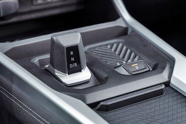 Den lille gearstang mellem forsæderne fungerer godt, og holder styr på hybridteknikken, hvor to elmotorer supplerer benzinmotorens træk på forhjulene.