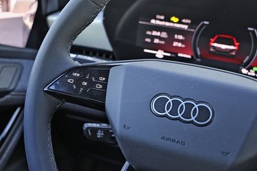 Fartpiloten aktiveres fra en separat stilk bag rattet. Den er ikke let at se, men har man først lært den at kende, så er den enkel at betjene.