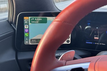 Der er Apple CarPlay og Android Auto, men det er irriterende, at de to øverste skærme er placeret meget tæt på rattet. Billedet her er taget fra førerens position, hvor rattet dækker for den del af skærmen, som viser, hvor man skal køre hen. 