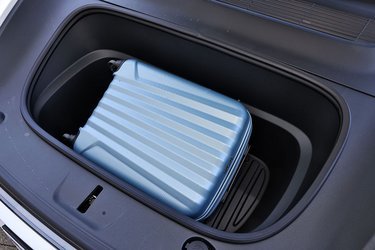 Der er 116 liters bagagerum foran. Tesla har altid haft en frunk i deres fem primære modeller, og det er praktisk. Det havde dog været rart med en nøgle, når man går hen til bilen, så man ikke skal gennem en app eller ind på bilens skærm for at få adgang til den. 