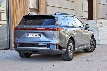 19”-fælgene ser lidt små ud til bilen, men det giver den bedre rækkevidde og komfort. Tidligere havde modellen traditionelle støddæmpere og var lidt fast i affjedringen, men det er blevet forbedret så den kører mere komfortabelt. 
