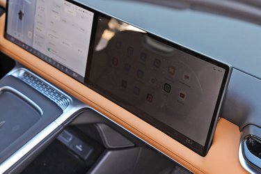 For at sikre at føreren ikke bliver for distraheret af passagerens skærm, synes den helt sort, når man ser ind fra siden. Det er teknik, man også kender fra mobiler og computerskærme. 
