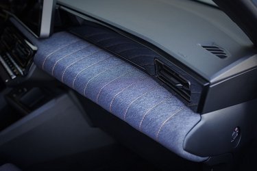 I Techno-udgaven er interiøret lavet af denimstof, der giver associationer til cowboybukser. Det er med til at give en hyggelig stemning i bilen.