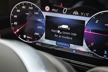 Det er smart, at man kan bede bilen om selv at nivellere undervognen, så man ligger helt plant, når man skal sove. Det kræver dog, at man har tilkøbt luftundervogn til ca. 60.000 kr.