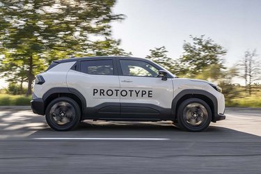 Med en længde på 4,28 meter er Urban Cruiser sammenlignelig med Yaris Cross, men akselafstanden er med sine 2,7 meter hele 14 cm længere, og det medfører meget bedre pladsforhold i bilen.
