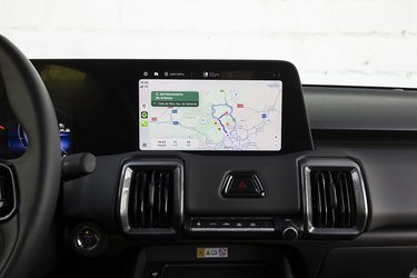 Den midterste skærm er på 10,1” og byder foruden et fabriksmonteret navigationsanlæg også på muligheden for at spejle mobiltelefonen ved hjælp af Apple CarPlay eller Android Auto.