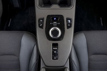 Mellem forsæderne er selve gearvælgeren placeret som en drejeknap, der er let at betjene. Til venstre er der bl.a. knappen, der aktiverer one-pedal-drive-funktionen, og til højre vælger man køreprogram.