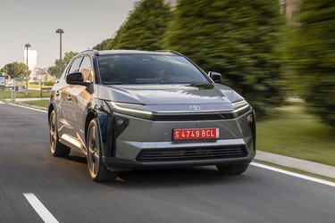 Den nye udgave af Toyota bZ4X kommer til efteråret med valg mellem to batteristørrelser. Priserne begynder ved 300.000 kr.
