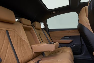 Bagsædet er flot betrukket, og der er midterarmlæn, friskluftdyser og læselys. Der er desuden isofix-beslag ved de to yderpladser.