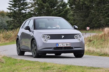 Firefly er navnet på et helt nyt bilmærke, der netop er kommet til Danmark. Der er kun én model i programmet, og den hedder bare Firefly. Den lille elbil fås i to udstyrsversioner, og den billigste koster 210.000 kr.