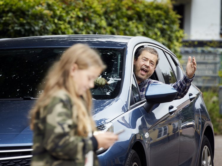 Sådan får dit barn gode mobilvaner i trafikken
