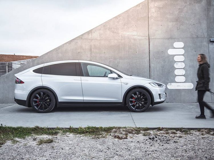 Tesla Model X fra siden