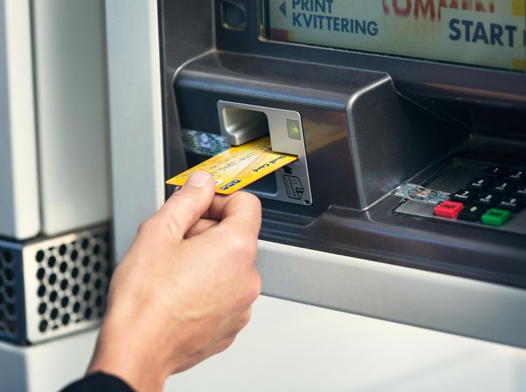  Betaling for brændstof på tankstation. 