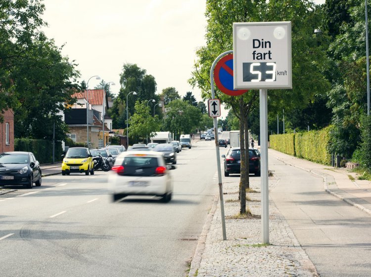 Trafik på vej i by med trafikovertrædelse. 