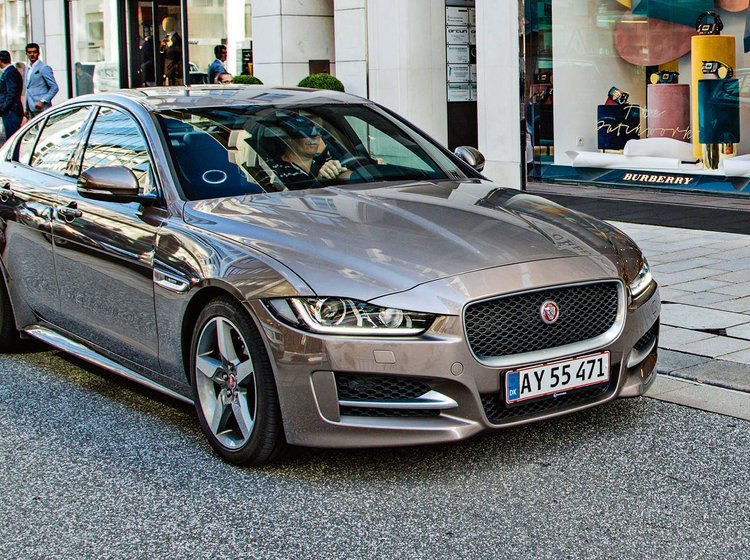 Jaguar XE forfra