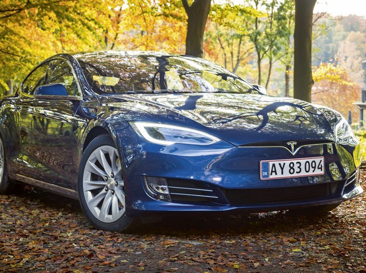 Tesla Model S set forfra