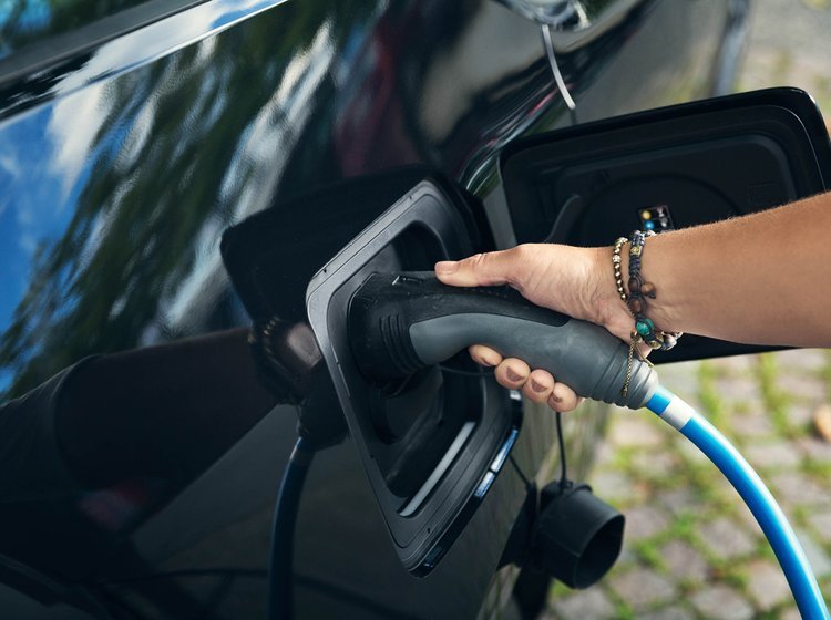 Elbiler- og plugin-hybrider er samlet set en smule billigere at køre fremfor benzin- eller dieselbil, viser gennemgang, FDM har lavet.