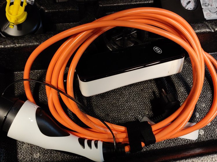 Orange ladekabel ligger foldet sammen.