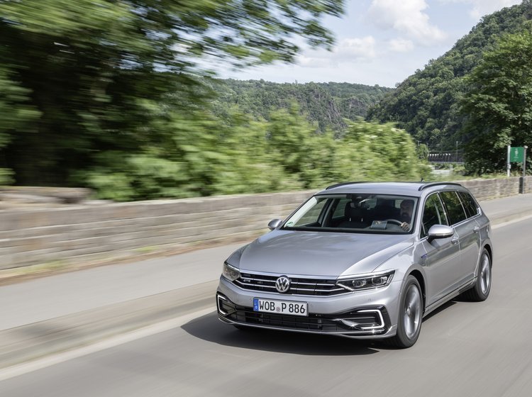 VW Passat er snart klar i en faceliftet udgave med lidt ændret design og stærkt forbedret teknik.