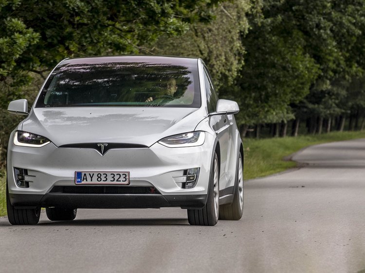 Tesla Model X set forfra