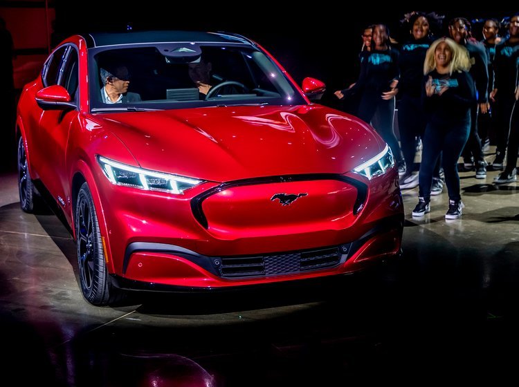 Ford første elbil er denne Mustang Mach-E - lanceret med gospelkoret Detroit Youth Choir.