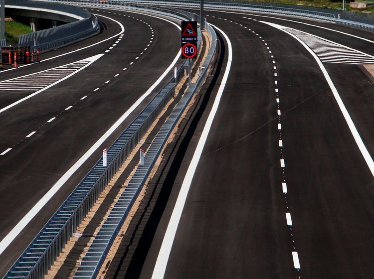 Trafikken er faldet kraftigt - ca. 40 pct. på motorvejene - og ulykkestallene er gået med ned.