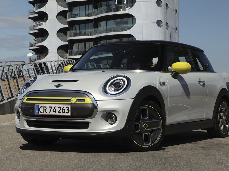 Mini Cooper SE set forfra