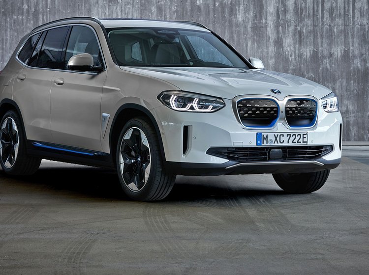 BMW iX3 adskiller sig visuelt kun marginalt fra den almindelige X3. 