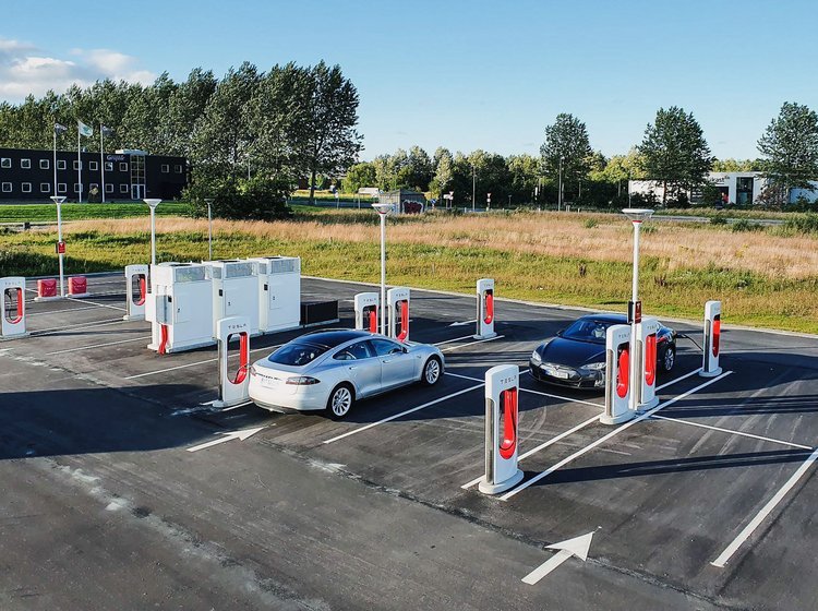 Tesla-laderen i Ikast ligger ved tilslutningsanlæg 37 på Herningmotorvejen.