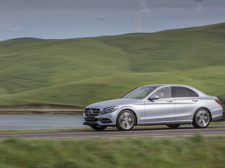 Mercedes C-klasse fås nu som opladningshybrid.