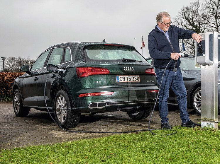 Plugin-hybriden skal sættes til opladning, for at du kan køre på strøm. 