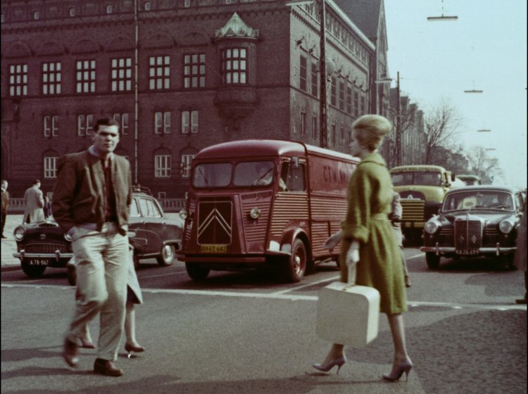 "Pas på Gående - Gående Pas På!" fra 1960 har, blandt andet, statister med imponerende franskbrødshår. 