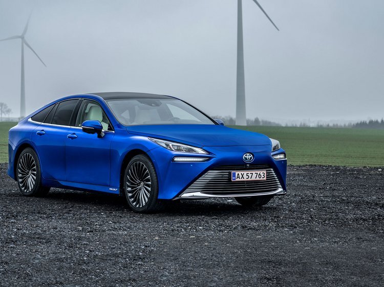 Toyota Mirai kommer nu i denne anden generation af verdens første serieproducerede brintbil. Den kan køre over 700 km på en tankfuld brint.