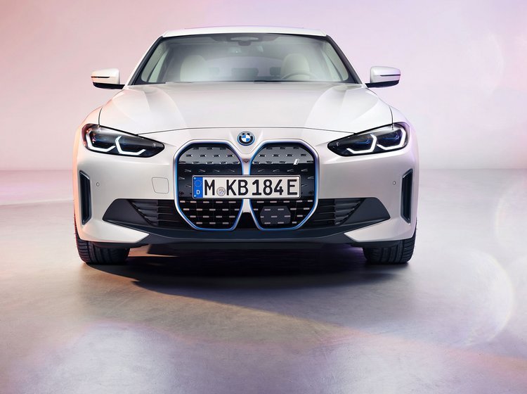 BMW i4 har som ventet en gevaldig grill.