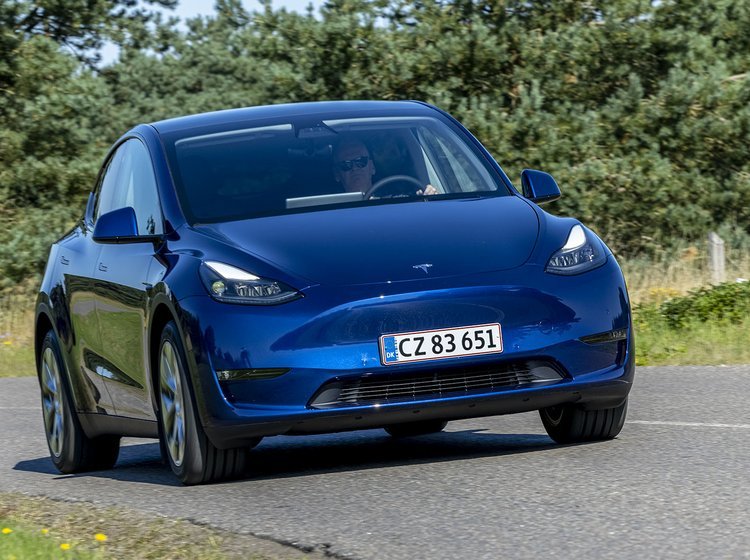 Tesla Model Y set forfra