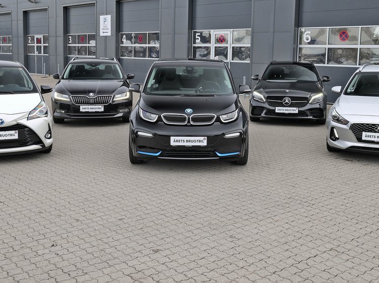 Finalefeltet til Årets Brugtbil 2021 består af Toyota Yaris, Skoda Superb, BMW i3, Mercedes-Benz C-klasse og Hyundai i30 (set fra venstre)