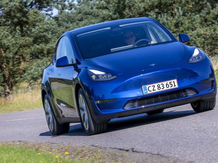 Tesla Model Y set forfra