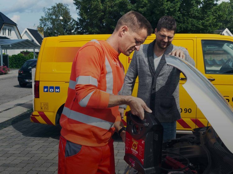 Bil får starhjælp.