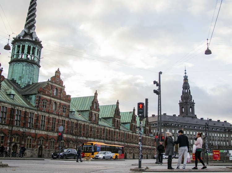 Billede af trafik i bybilledet