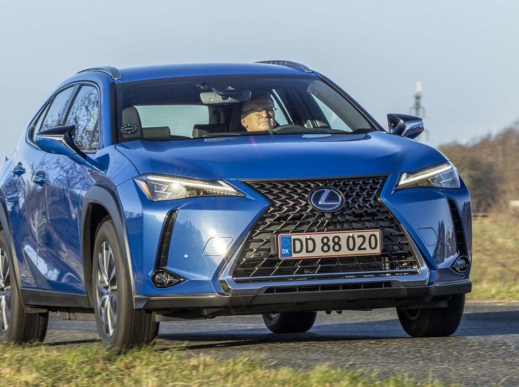 Lexus UX 300e set forfra