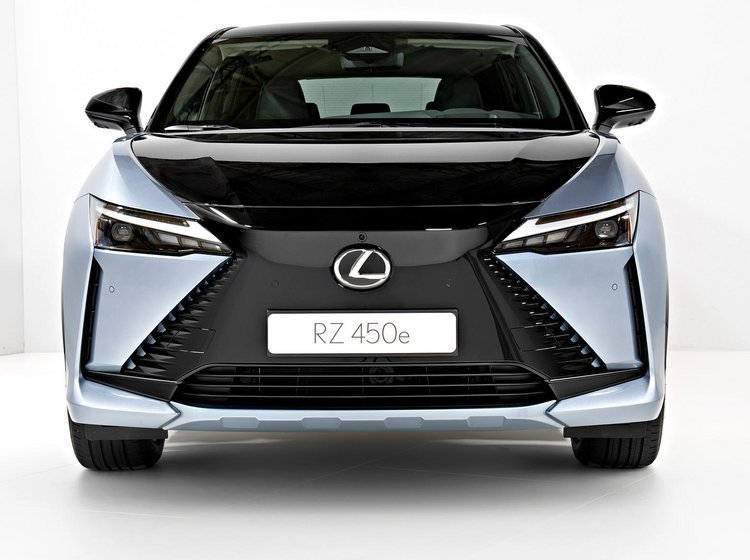 Lexus RZ har en nyfortolkning af den voldsomme Lexus-grill.