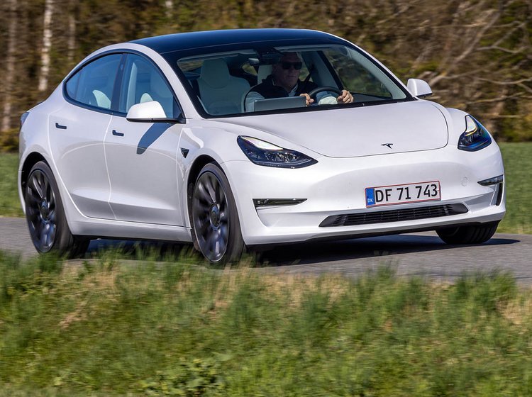 Det er svært at se forskel på de tre udgaver af Tesla Model 3: Standard, Long Range og Performance (som ses på billedet). 